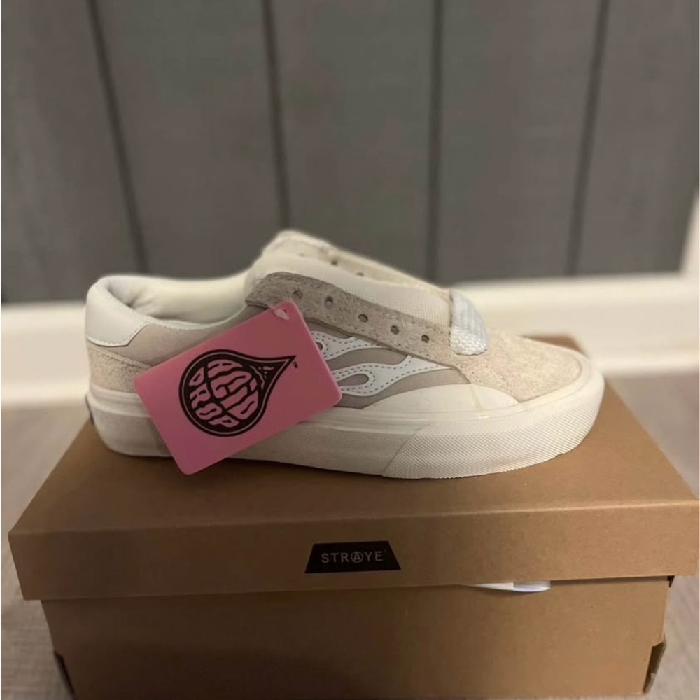 Straye Women's Beige Sneakers